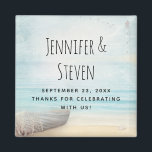Coastal Beach Scene Nautical Wedding dank Magnet<br><div class="desc">Wir danken Ihnen Magnet mit einem schönen rustikalen Bild. Feine Farben von hellblau,  sandig braun und sanft weiß. Eine Strandlandschaft mit einem Boot am Ufer mit einem Fischernetz,  das an der Seite hängt. Ein eleganter,  schäbiger Look.</div>
