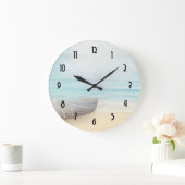 Coastal Beach Scene with Wood Rowboat Große Wanduhr (Zuhause)