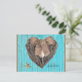 Coastal Beach Thema Driftwood Heart Valentinstag Postkarte (Stehend Vorderseite)