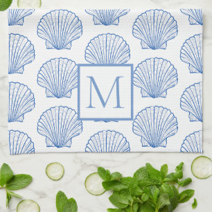 Coastal Blue and White Scallop Seashell Monogram Geschirrtuch
