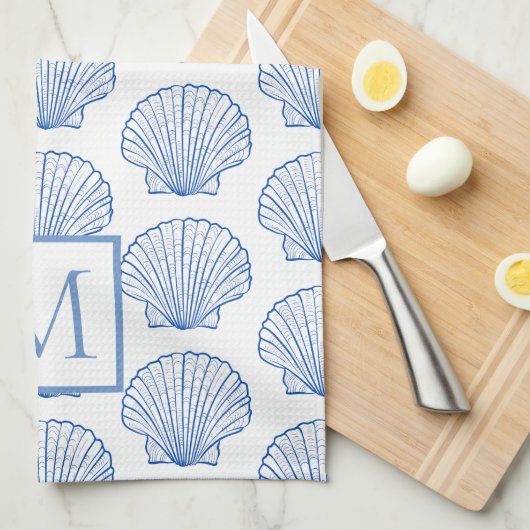 Coastal Blue and White Scallop Seashell Monogram Geschirrtuch (Viertel Falte)