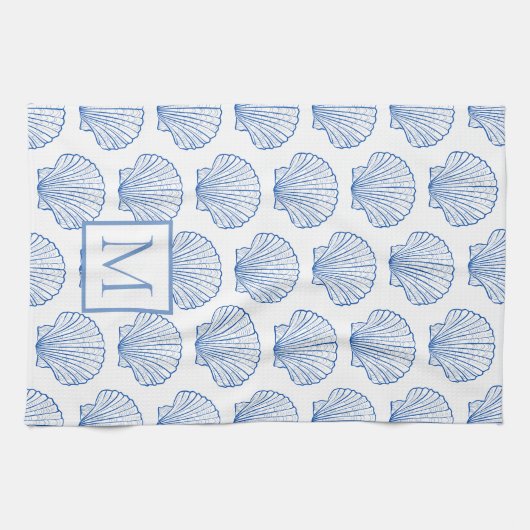 Coastal Blue and White Scallop Seashell Monogram Geschirrtuch (Horizontal)