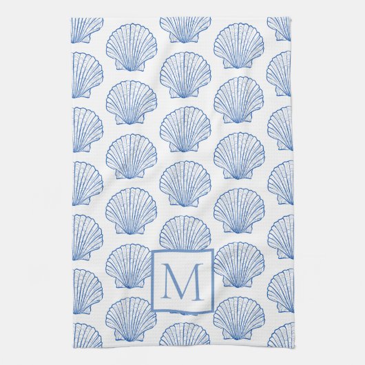 Coastal Blue and White Scallop Seashell Monogram Geschirrtuch (Vertikal)