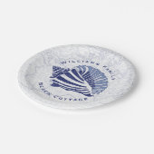 Coastal Blue Conch Seashell Familienname Pappteller (Schrägansicht)