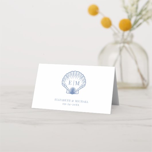 Coastal Blue Seashell Monogram Wedding Platzkarte (Rückseite)