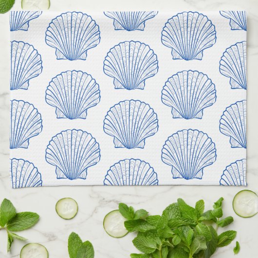 Coastal Blue und White Scallop Seashell Geschirrtuch (Gefaltet)