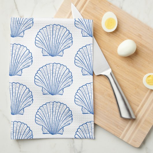 Coastal Blue und White Scallop Seashell Geschirrtuch (Viertel Falte)