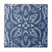 Coastal Blue & White Seashell Modernes Muster Fliese (Vorderseite)