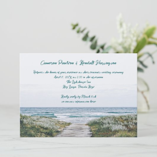 Coastal Boardwalk handgeschriebene Quill Pen Hochz Einladung (Stehend Vorderseite)