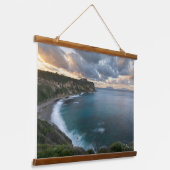 Coastal Calm: Sunset Over Cliffs Wandteppich Mit Holzrahmen (Gewinkelt)