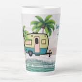 Coastal Camping Retro Trailer Personalized Milchtasse (Vorderseite)