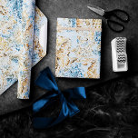 Coastal Chic | Modernes Blau und Gold im Meer Geschenkpapier<br><div class="desc">Whimsical staubblau und goldfarben handbemalt Wasserfarbe "unter dem Meer" Strand Design bringt eine moderne Drehung zu einem alten Thema. Muscheln, Seesterfische, Seepferd und Korallenriff in Blau-, Gold- und Weißtönen mit einem Blau für den Wassereffekt. Für andere Farben oder passende Produkte, besuchen Sie JustFharryn @ Zazzle.com oder kontaktieren Sie den Designer,...</div>