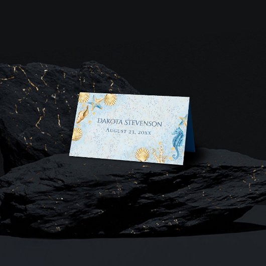 Coastal Chic | Modernes Blau und Gold im Meer Platzkarte