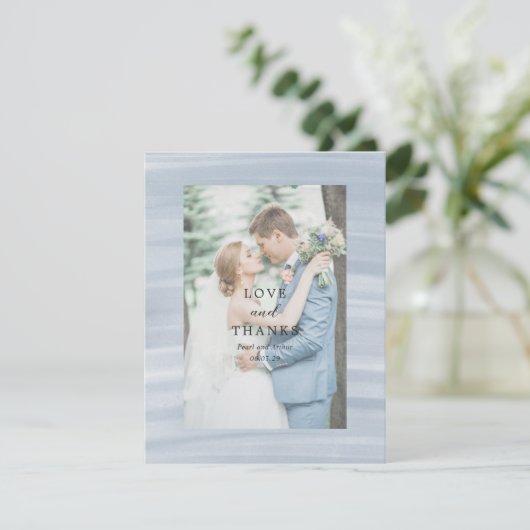 Coastal Chic Mute Blue Elegante Hochzeit Dankeskarte (Stehend Vorderseite)