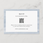 Coastal Chic Mute Blue QR Code Elegante Hochzeit RSVP Karte (Vorderseite)