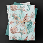 Coastal Chic | Pastelmuster Aquamarin und Korallen Geschenkpapier Set<br><div class="desc">Elegante, dunkle aquamarine, minzgrüne und goldfarbene Rose mit handgemalten Wasserfarben "unter dem Meer" bringt eine moderne Drehung zu einem alten Thema. Muscheln, Seesterne, ein Seepferd und ein Korallenriff ergänzen die Farbtöne tiefgrün und korallengrün mit einem Pflückchen Minzgrün für einen Wassereffekt. Für andere Farben oder passende Produkte, besuchen Sie JustFharryn @...</div>