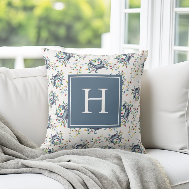 Coastal Crab Christmas Lights Monogram Kissen (Von Creator hochgeladen)