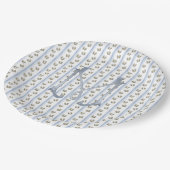 Coastal Grandmillenial Craps Monogram Pappteller (Schrägansicht)