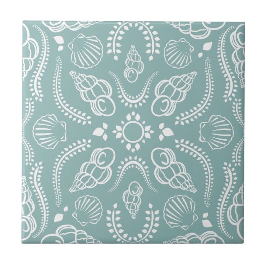 Coastal Green & White Seashell Modernes Muster Fliese (Vorderseite)
