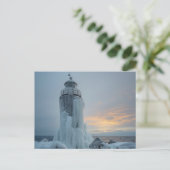 coastal lighthouse in winter storm postkarte (Stehend Vorderseite)