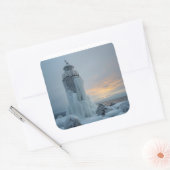 coastal lighthouse in winter storm quadratischer aufkleber (Umschlag)