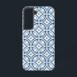 Coastal Lotus Tile Muster - The White Lotus Samsung Galaxy Hülle<br><div class="desc">Mit diesem offiziell lizenzierten The White Lotus Coastal Lotus Tile Design verschmelzen Sie in die frische Eleganz des Küstenlebens. Dieses Kunstwerk vereint traditionellen Charme mit modernem Raffinesse und bietet symmetrische Lotus-Motive, die in einem klassischen mediterranen Fliesenmuster angeordnet sind. Die hellblaue und cremefarbene Farbpalette in sanften Beige-Tönen erinnert an sonnendurchflutete Terrassen...</div>