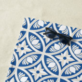 Coastal Lotus Tile Muster - The White Lotus Strandtuch (Beispiel)