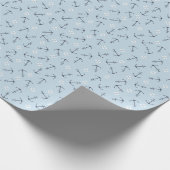 Coastal Nautical Small Anchors Tossed on Soft Blue Geschenkpapier (Ecke)
