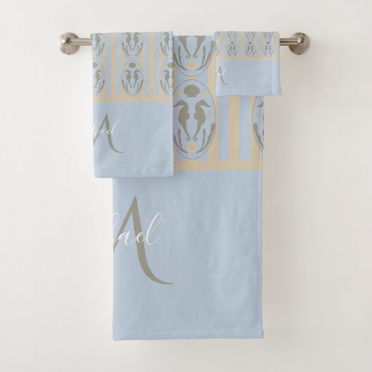 Coastal Seahorse Cameo Blue Cream Strip Monogram Badhandtuch Set (Insitu)