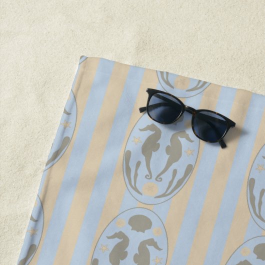 Coastal Seahorse Cameo Blue Cream Strip Monogram Strandtuch (Beispiel)