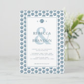 Coastal Seashell Muster Monogram QR Code Wedding Einladung (Stehend Vorderseite)