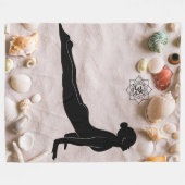 Coastal Serenity: Cobra Pose with Om Mandala Fleecedecke (Vorderseite (Horizontal))