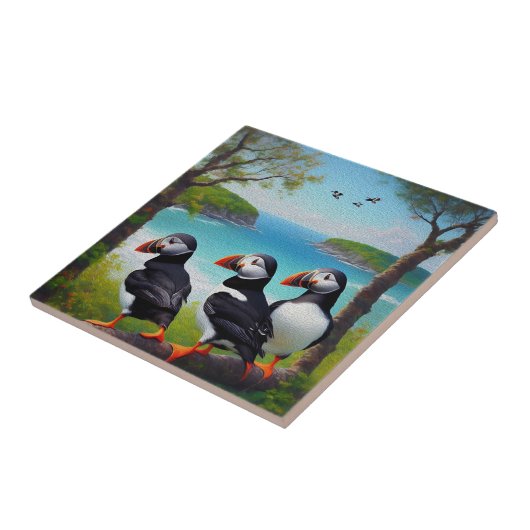 Coastal Trio: Drei Puffins am Strand in Oils Fliese (Seite)