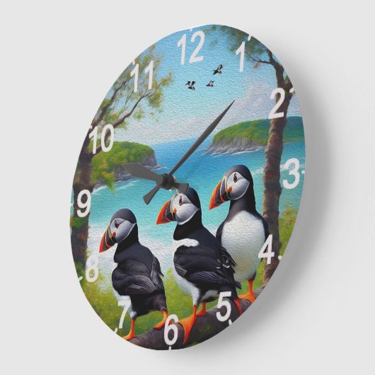 Coastal Trio: Drei Puffins am Strand in Oils Große Wanduhr (Winkel)