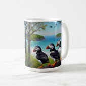 Coastal Trio: Drei Puffins am Strand in Oils Kaffeetasse (VorderseiteRechts)