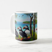 Coastal Trio: Drei Puffins am Strand in Oils Kaffeetasse (Vorderseite Links)