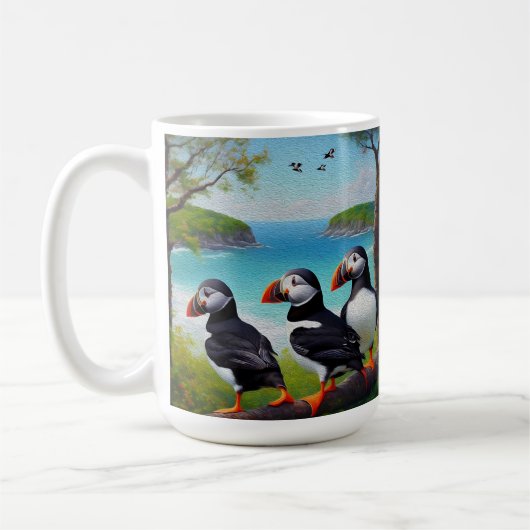 Coastal Trio: Drei Puffins am Strand in Oils Kaffeetasse (Links)