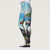 Coastal Trio: Drei Puffins am Strand in Oils Leggings (Links)