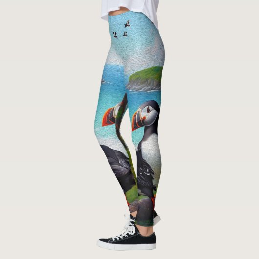Coastal Trio: Drei Puffins am Strand in Oils Leggings (Links)