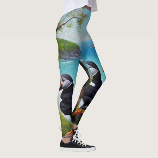 Coastal Trio: Drei Puffins am Strand in Oils Leggings (Rechts)