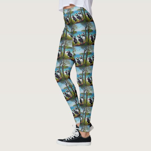 Coastal Trio: Drei Puffins am Strand in Oils Leggings (Links)