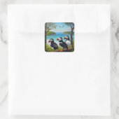 Coastal Trio: Drei Puffins am Strand in Oils Quadratischer Aufkleber (Tasche)