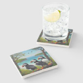 Coastal Trio: Drei Puffins am Strand in Oils Steinuntersetzer (Seitenansicht)