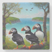 Coastal Trio: Drei Puffins am Strand in Oils Steinuntersetzer (Vorderseite)