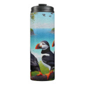 Coastal Trio: Drei Puffins am Strand in Oils Thermosbecher (Vorderseite)