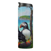 Coastal Trio: Drei Puffins am Strand in Oils Thermosbecher (Nach rechts gedreht)