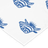 Coastblue white pattern Moderner Sommerspass Tischdecke (Schrägansicht)