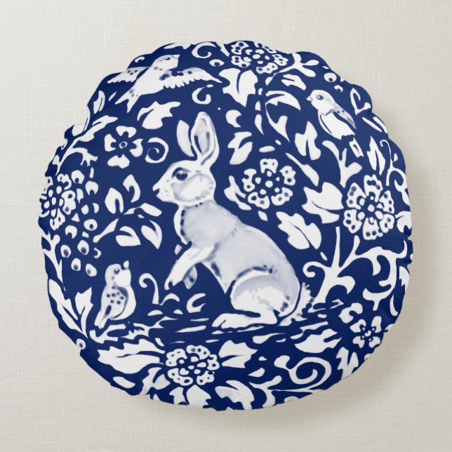 Cobalt Blue Rabbit Bird Floral Chinoiserie Dedham Rundes Kissen (Vorderseite)