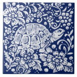 Cobalt Navy Blue Woodland Schildkrötenschnecke  Fliese<br><div class="desc">Im reich, dunkelmarineblau oder kobaltblau versteckt sich eine Schildkröte und eine kleine Schnecke zwischen stilisierten Blumen-, Beeren- und Blätterdesigns, die von antiken Delft-, Dedham- und orientalischen Töpfermotiven inspiriert werden. Die aufwändige Kunst erinnert an William Morris Wandteppiche.Ein wunderbares, einzigartiges Kunstwerk für Ihre Dekoration oder als Geschenk, das jeder Tier- oder Naturliebhaber...</div>
