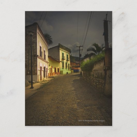 Cobblestone Road & Yellow Gebäude in Mexiko Postkarte (Vorderseite)